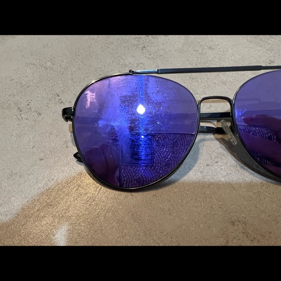 Quay Australia Sunglasses - Picture 3 of 6